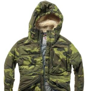 RELWEN NWT Channel Boarder Jacket in Bright Camo Winter Outdoor Gear
